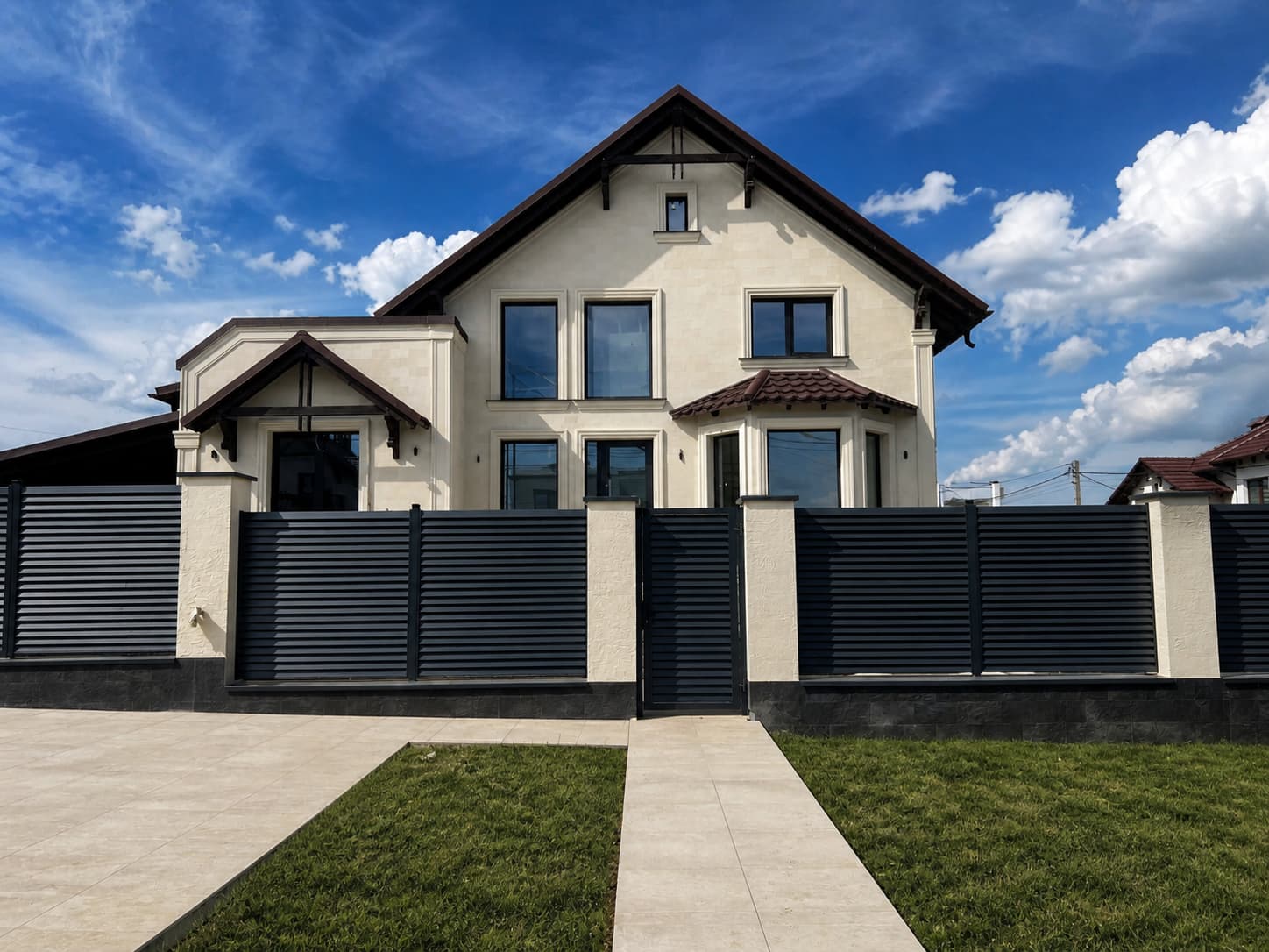 Ialoveni - fațada unui conac din faianță flexibilă — 2