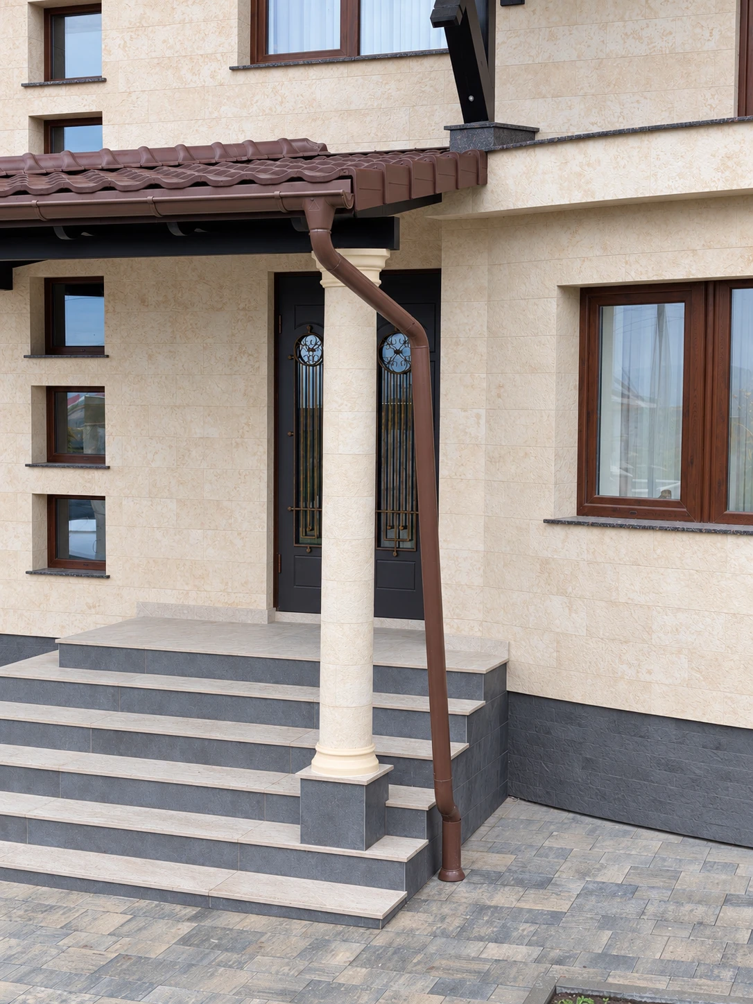 Piatră flexibilă — casă privată cu fațadă luminoasă — 7