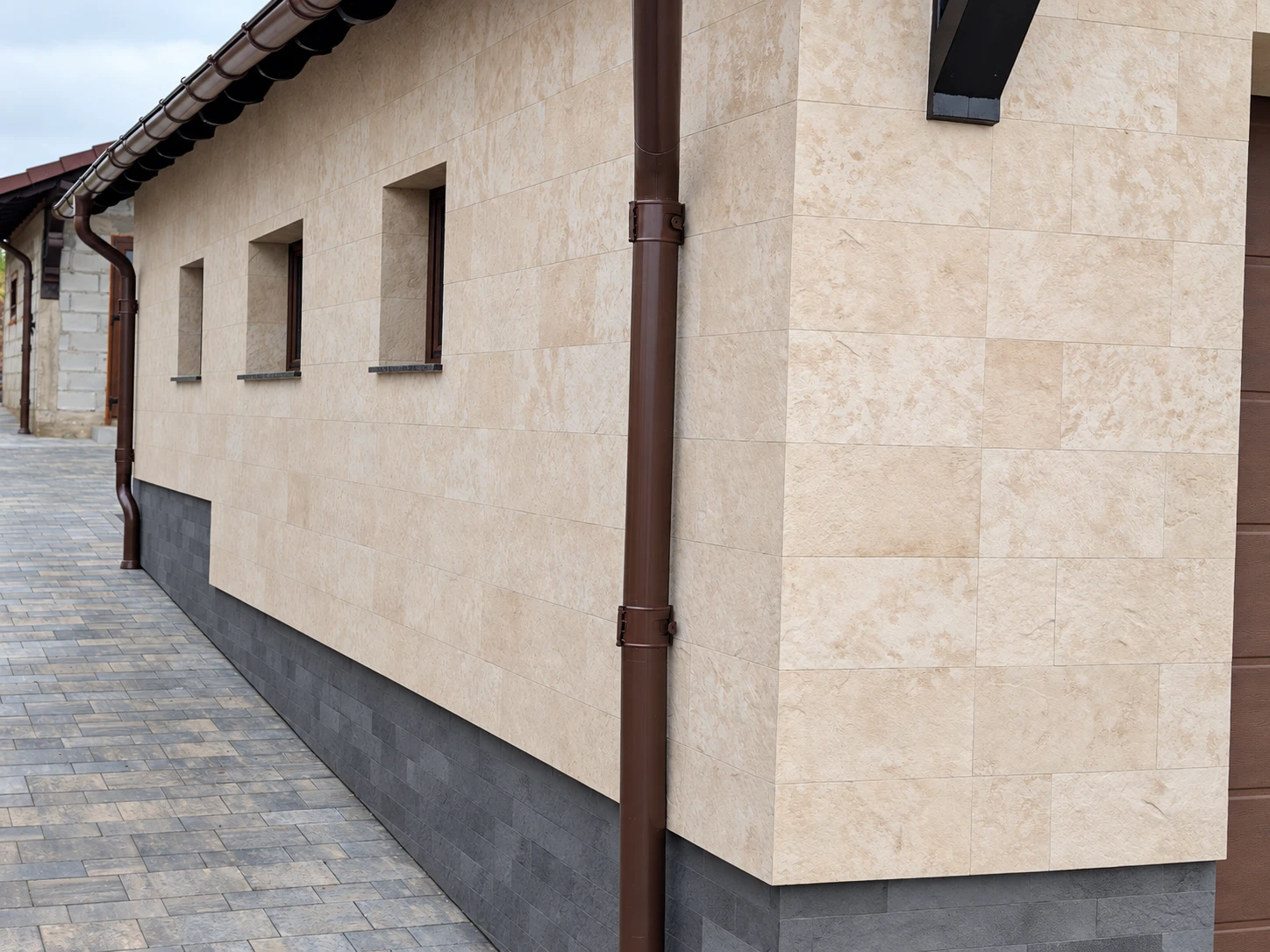 Piatră flexibilă — casă privată cu fațadă luminoasă — 2