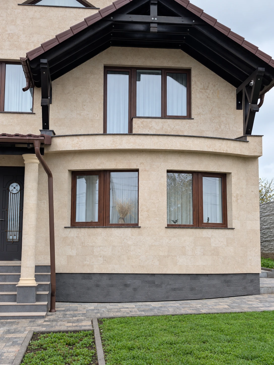 Piatră flexibilă — casă privată cu fațadă luminoasă — 6