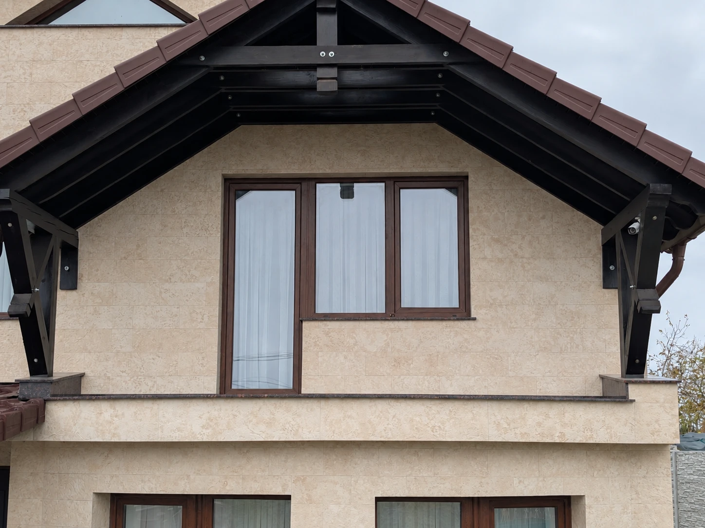 Piatră flexibilă — casă privată cu fațadă luminoasă — 5