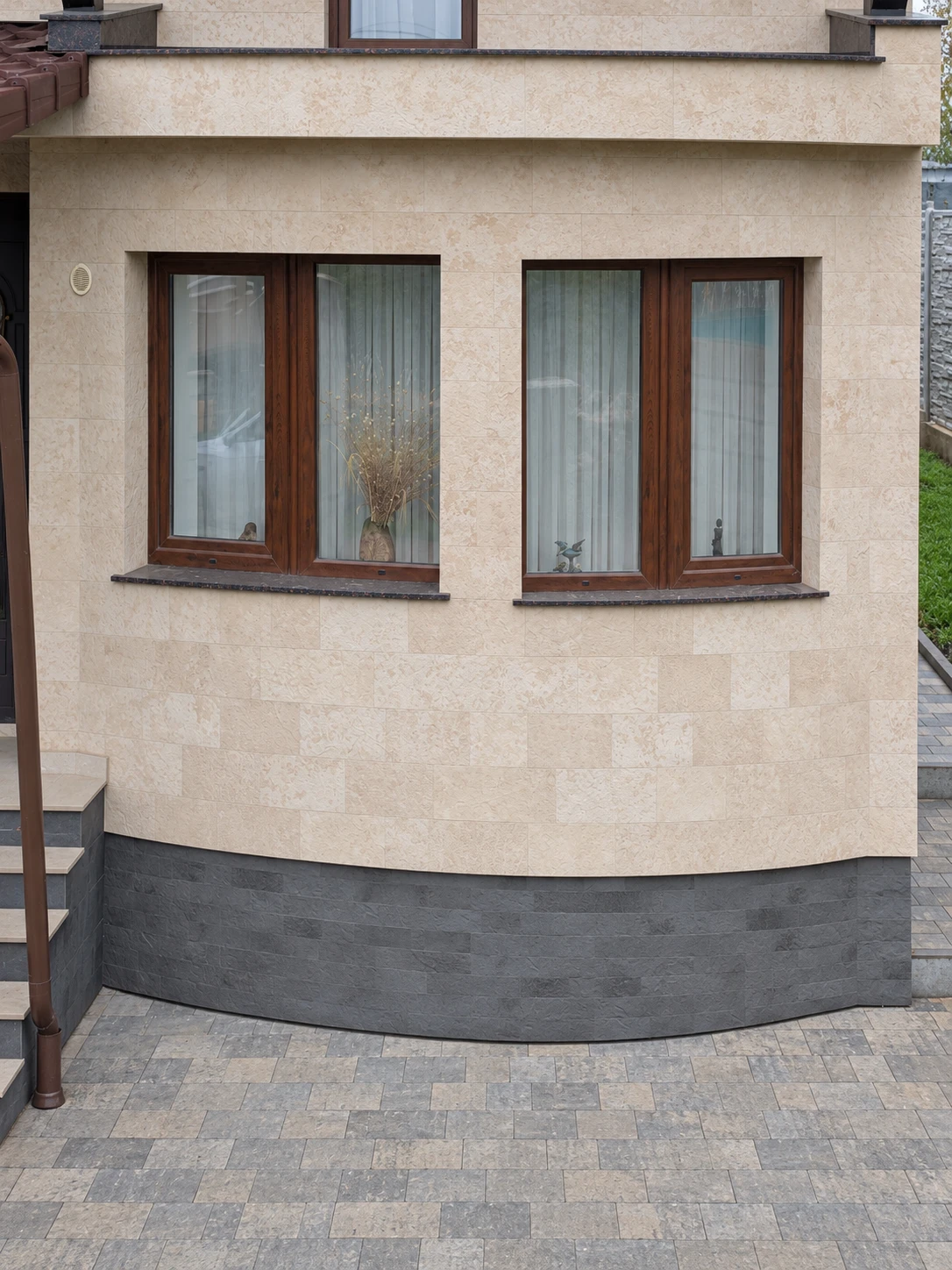 Piatră flexibilă — casă privată cu fațadă luminoasă — 11
