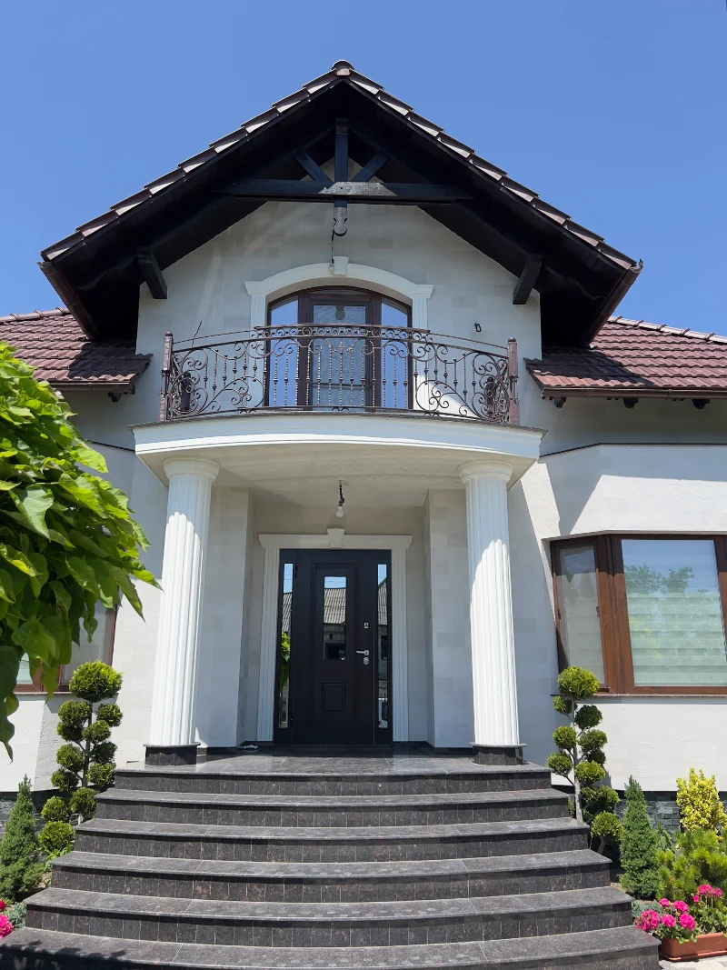 Piatră flexibilă — fațada extinsă a unui complex